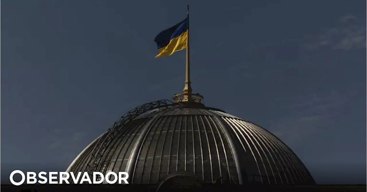 Destroços de drone russo caem junto do parlamento da Ucrânia após ataques noturnos