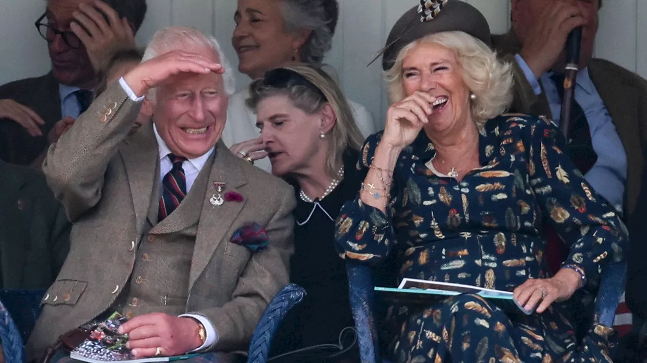 König Charles und Königin Camilla lachen gemeinsam Tränen