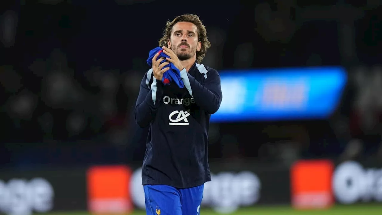 France-Italie: le beau geste de Griezmann, parti saluer seul l'ensemble des supporters du Parc