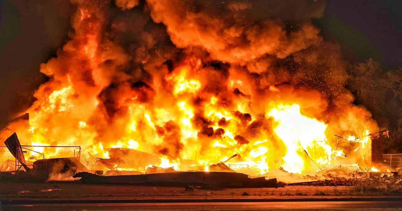 Felle brand verwoest leegstaand pand Hoogeveen: 'Geen gevaarlijke stoffen aanwezig'