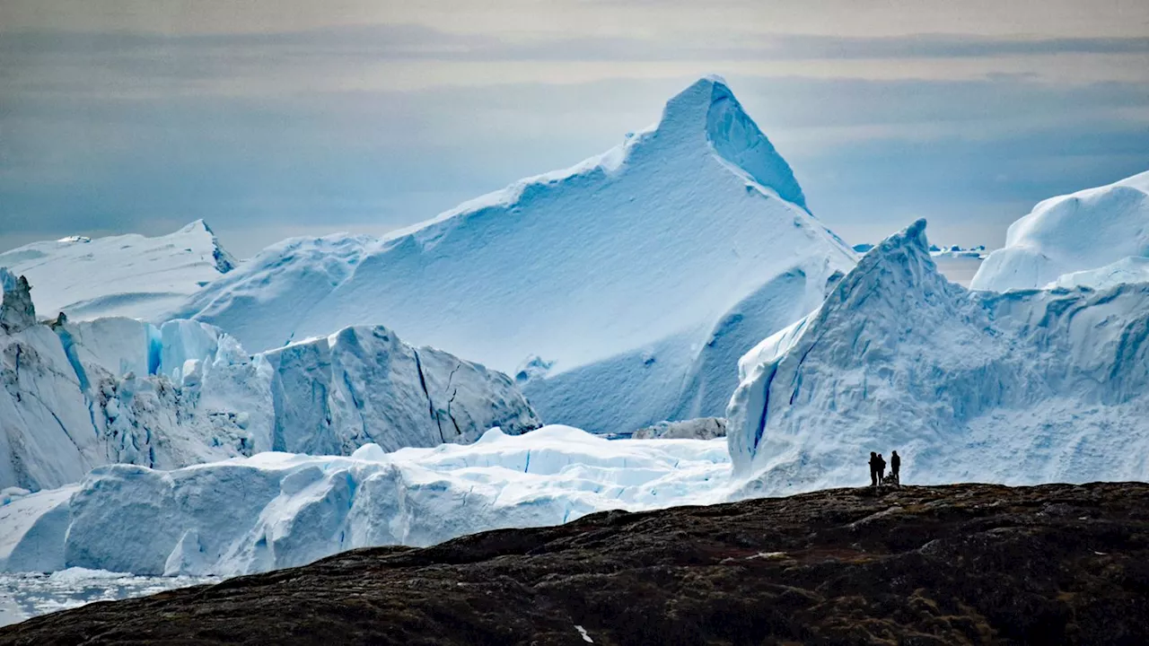 Zu Fuß zu den Eisbergen im ewigen Licht