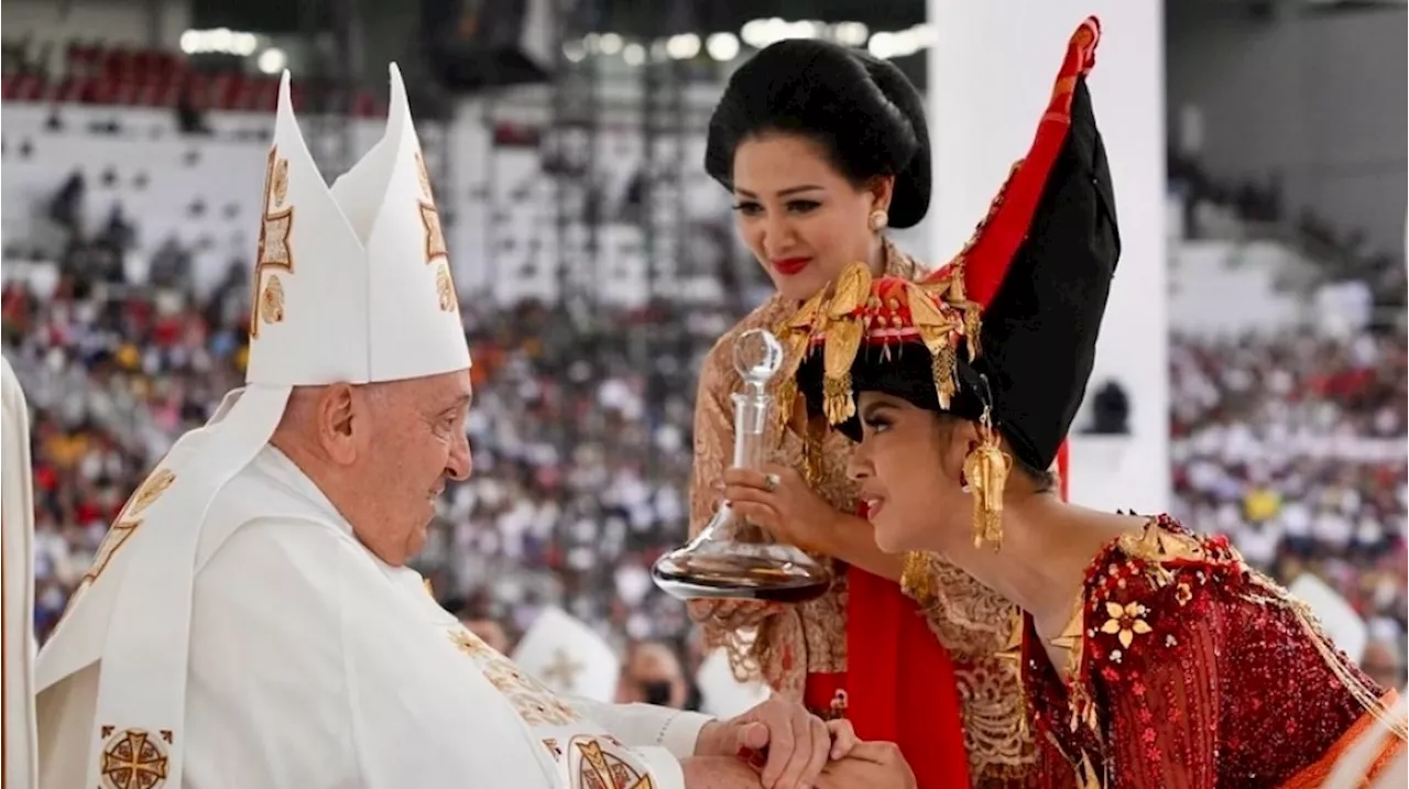 Lyodra Pakai Busana Adat Batak Karo saat Diberkati Paus Fransiskus, Wujud Topi Curi Perhatian Netizen