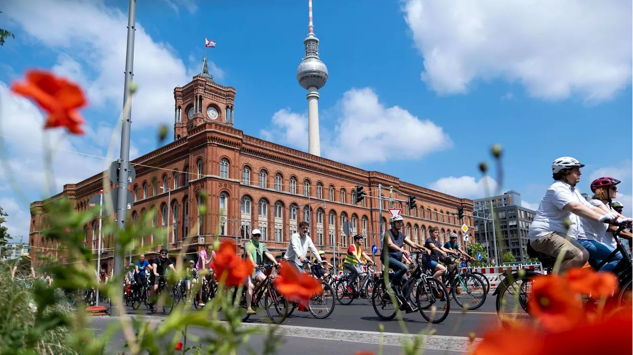 Sternfahrt zum Roten Rathaus: Verkehrs- und Umweltverbände demonstrieren gegen Anti-Fahrrad-Politik des Berliner Senats