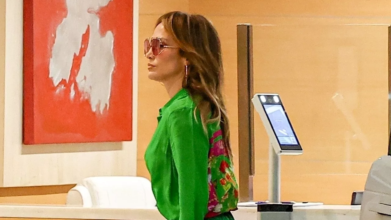 Jennifer Lopez impacta con una falda larga y zapatos de tacón de plataforma color verde