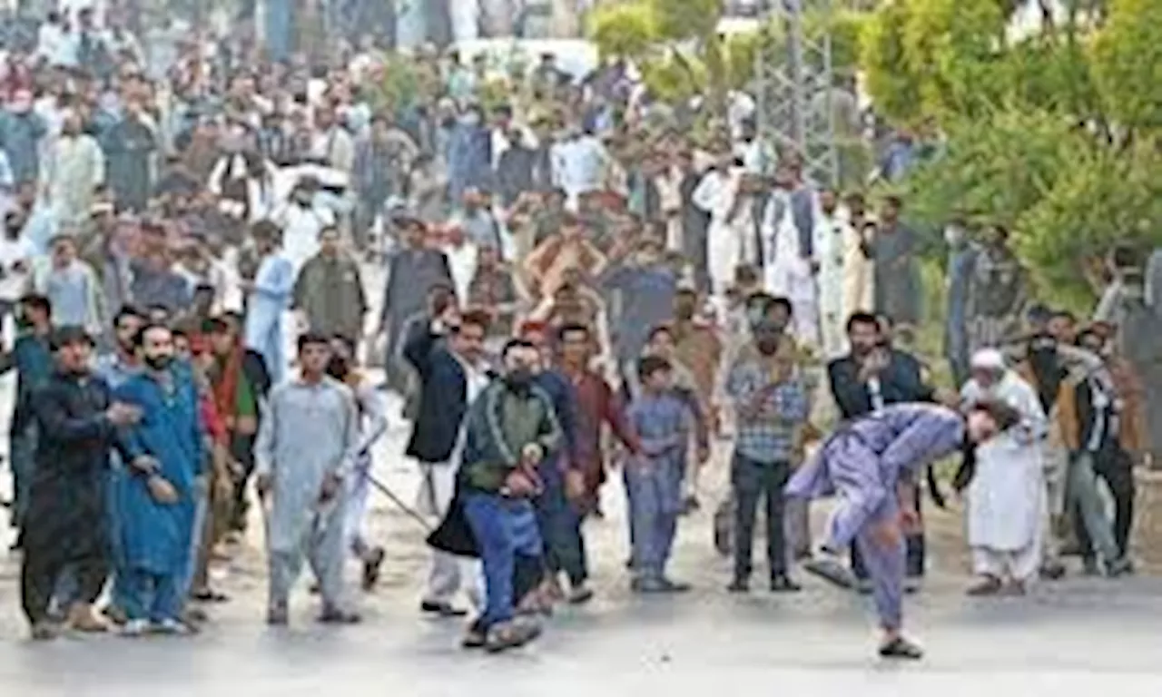 PTI’s workers pelts stones at Police, many injured including SSP