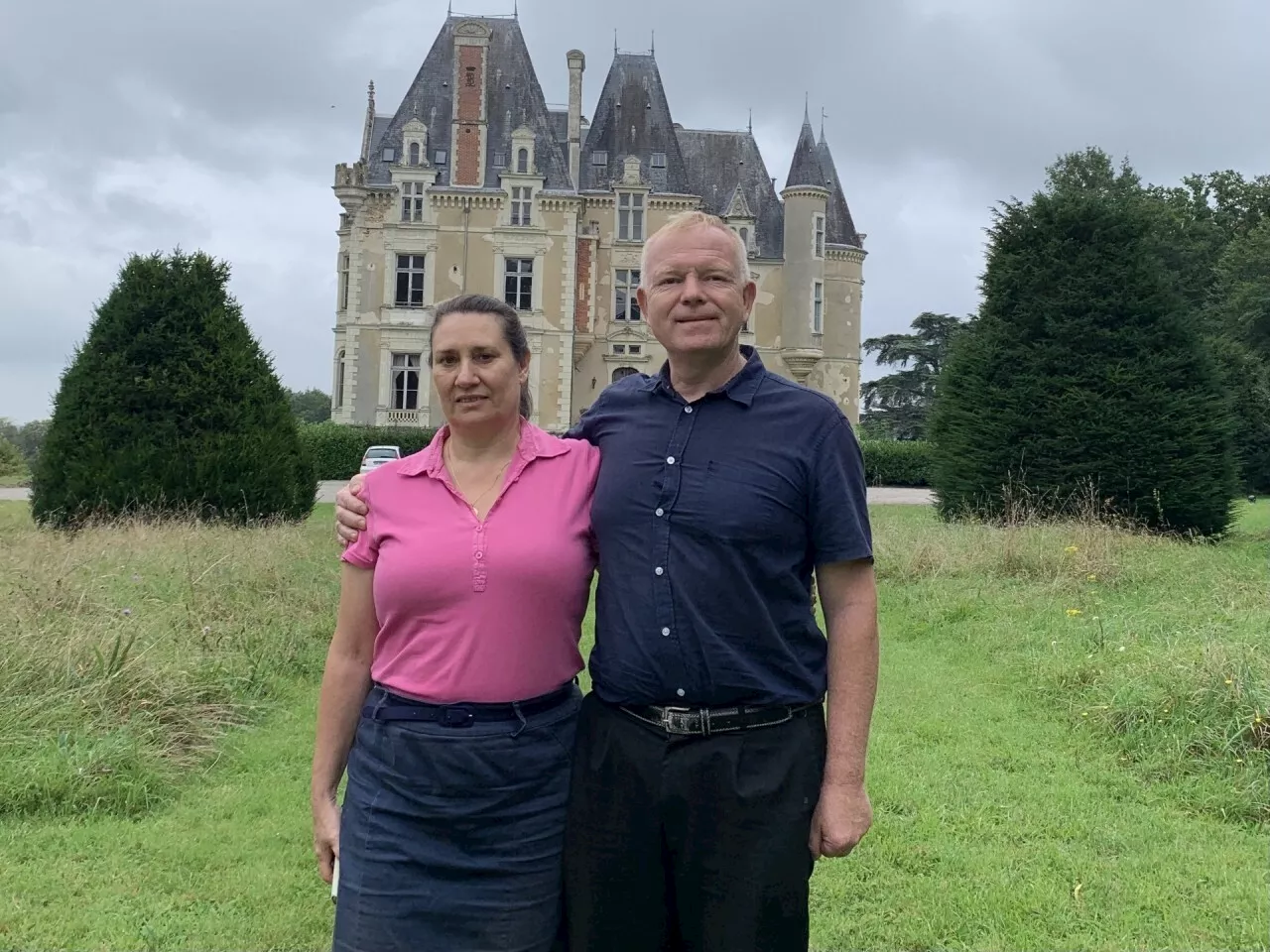 Ce couple rachète un château en Sarthe : le début d'une sacrée aventure en famille