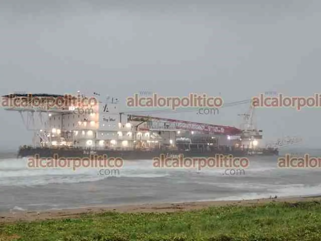 Encalla embarcación en Villa Allende por fuertes vientos que se registran en Coatzacoalcos