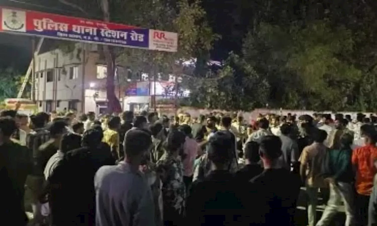 MP: रतलाम में गणेश प्रतिमा ले जा रहे भक्तों पर पथराव, भीड़ ने घेरा थाना, पुलिस ने भांजी लाठी, आंसू गैस छोड़ी