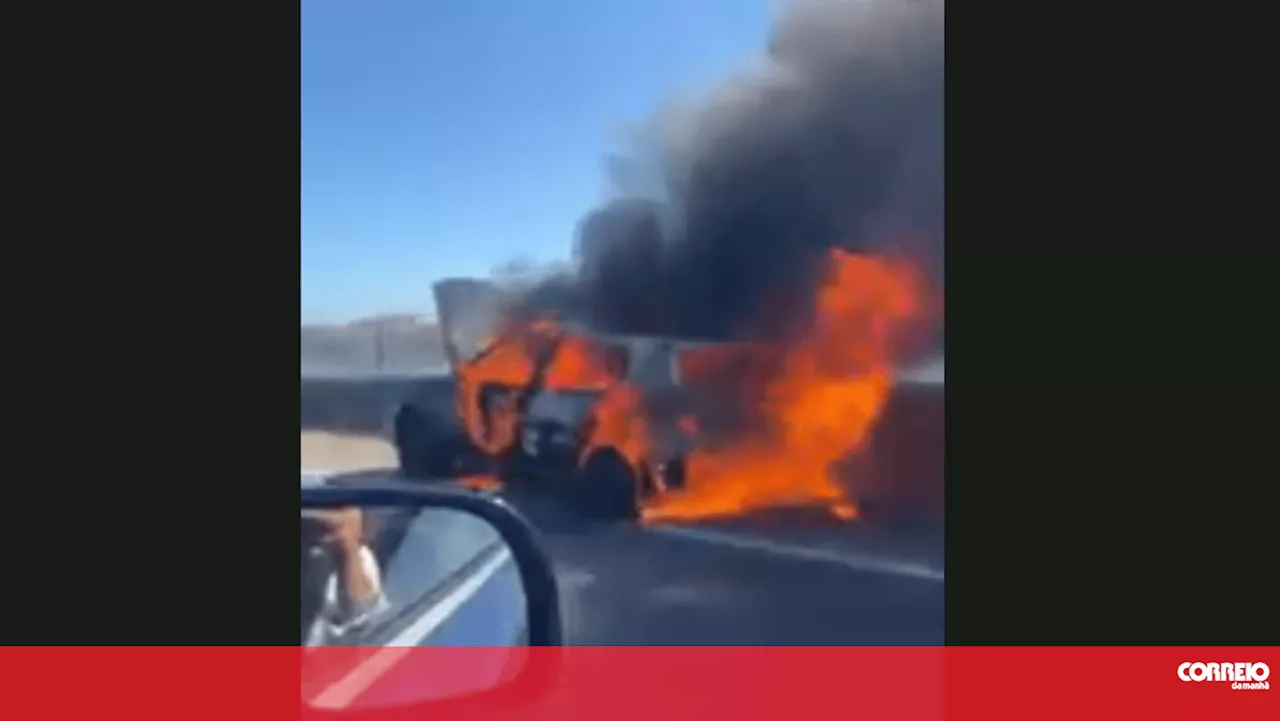 Carro destruído pelas chamas na A25 em Aveiro