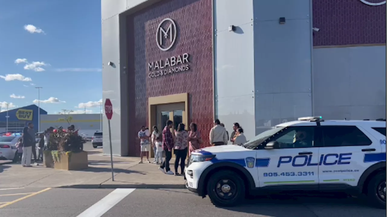 No one hurt following Mississauga jewelry store smash-and-grab