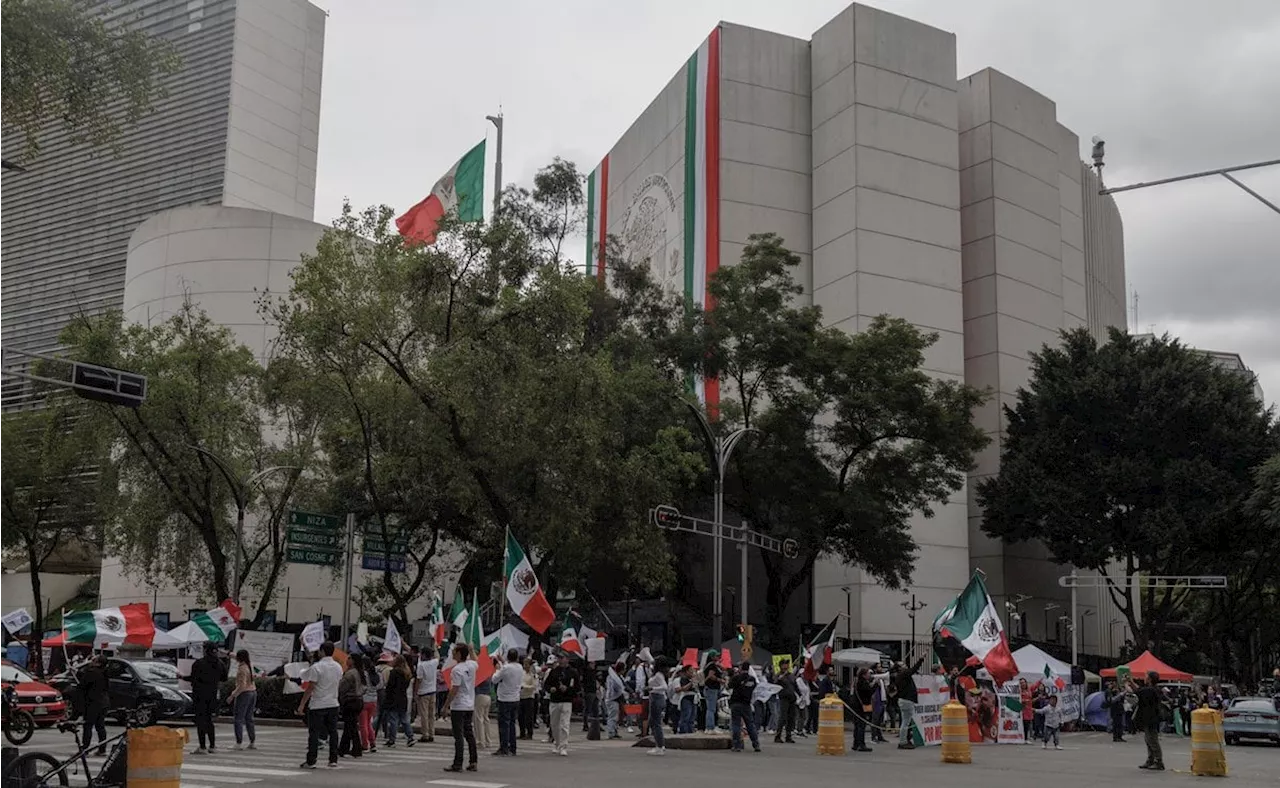 Comienzan a llegar legisladores de Morena al Senado para sesión de comisiones unidas, pese a manifestantes