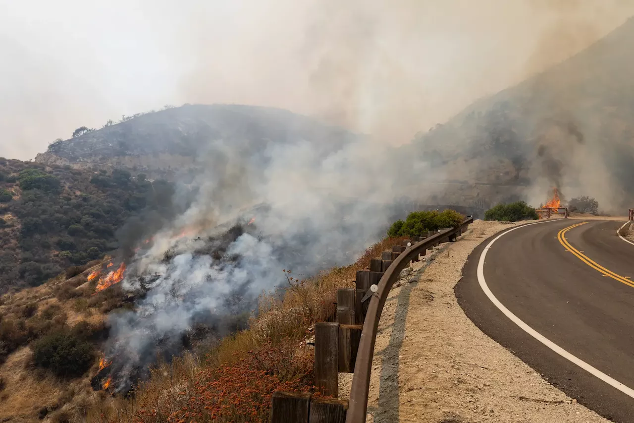 Incêndio a leste de Los Angeles ameaça milhares de casas e obriga a evacuações