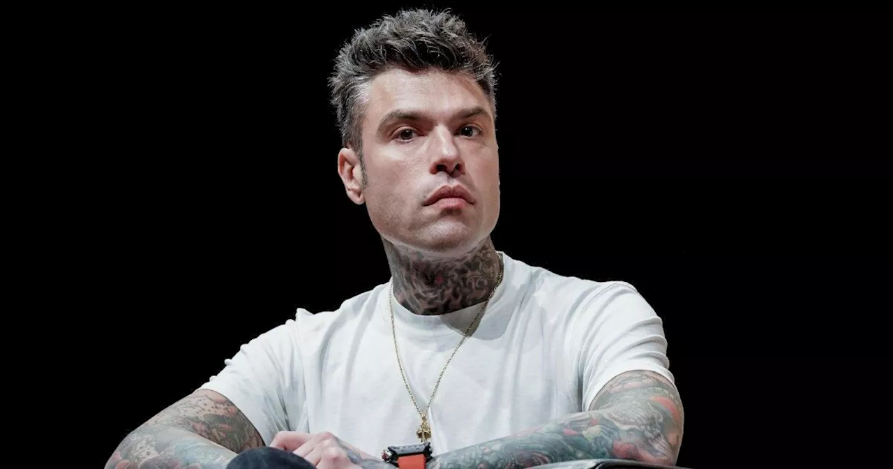 Fedez alla festa della Madonna di Reggio Calabria scatena l’ira dei preti: “Suoi valori lontani da…