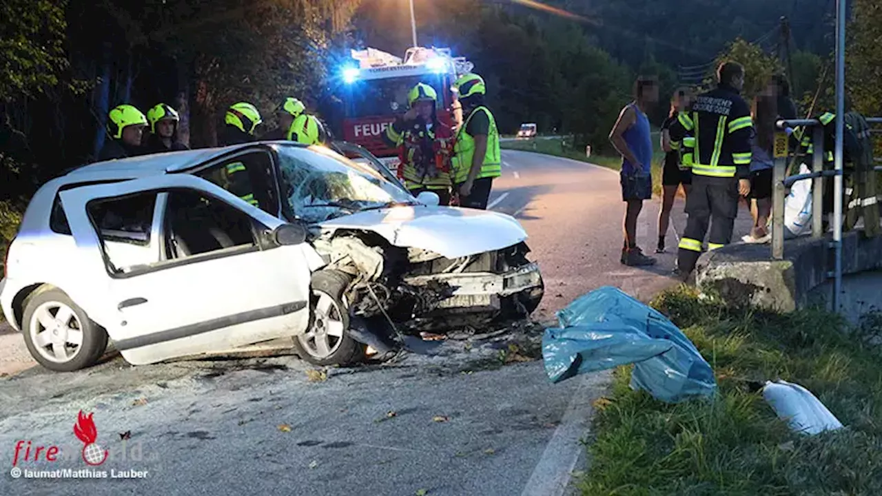 Oö: Pkw prallt in Vorderstoder gegen Brückengeländer → Feuerwehr befreit Lenker