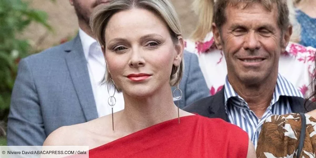 – Charlene de Monaco flamboyante dans une combinaison asymétrique rouge, elle attire tous les regards