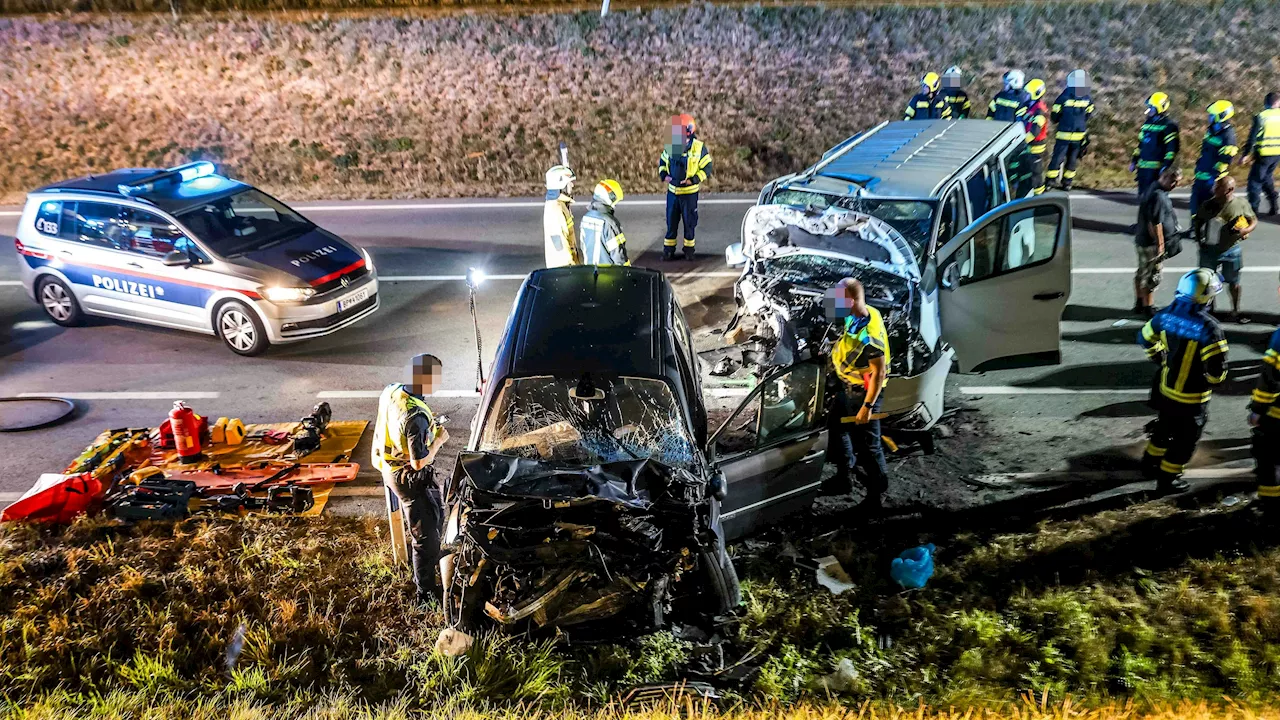  Kleinbus total zerfetzt – 5 Verletzte bei Frontal-Crash