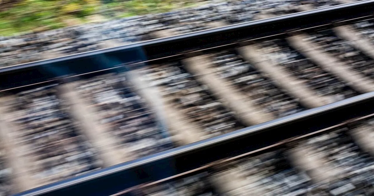 Streit an Bahnübergang - Rennradfahrer landet auf Gleisen