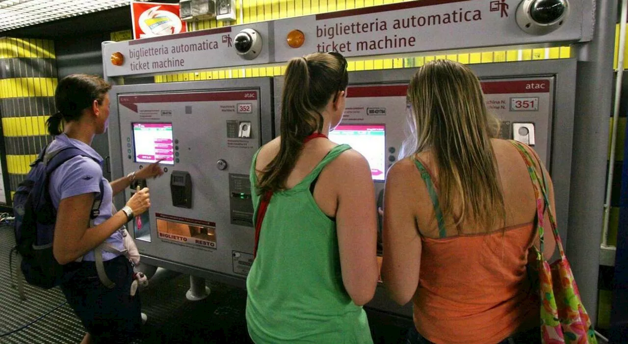 Roma, biglietti metro e autobus a 2 euro. L'asse Gualtieri-Rocca: «Il governo aumenti i fondi»