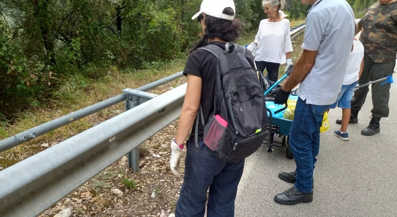 Terni, i volontari tolgono i rifiuti dalla Valserra