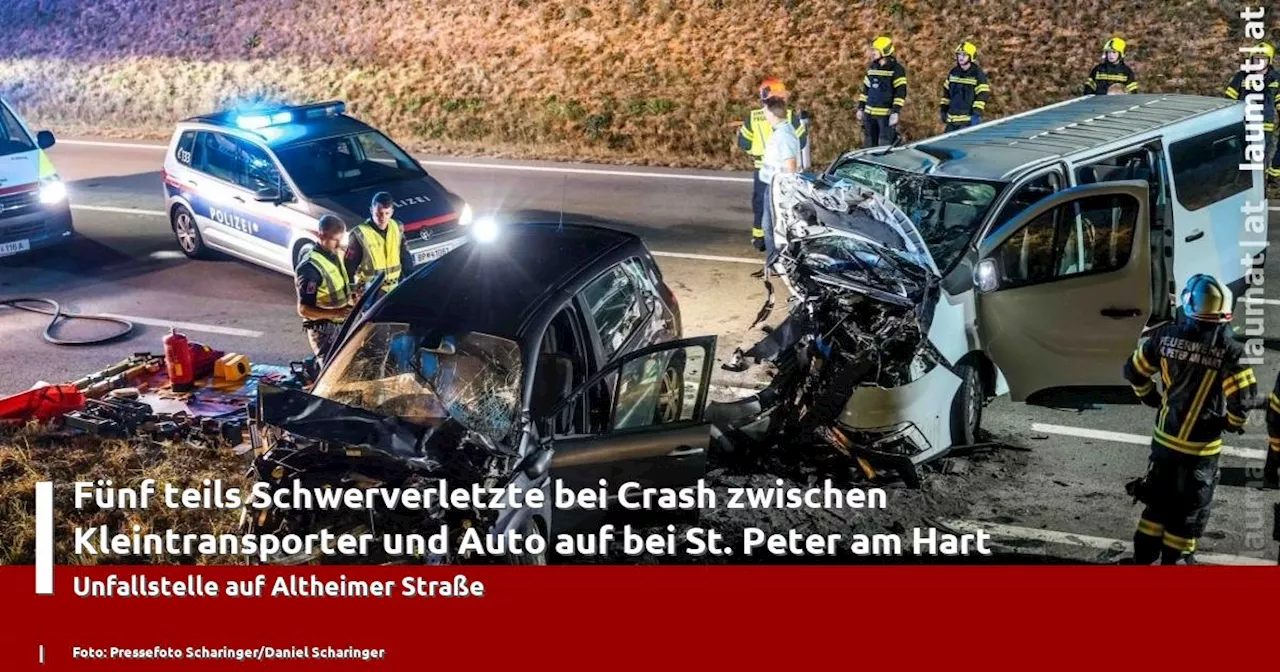 Fünf teils Schwerverletzte bei Crash zwischen Kleintransporter und Auto auf bei St. Peter am Hart