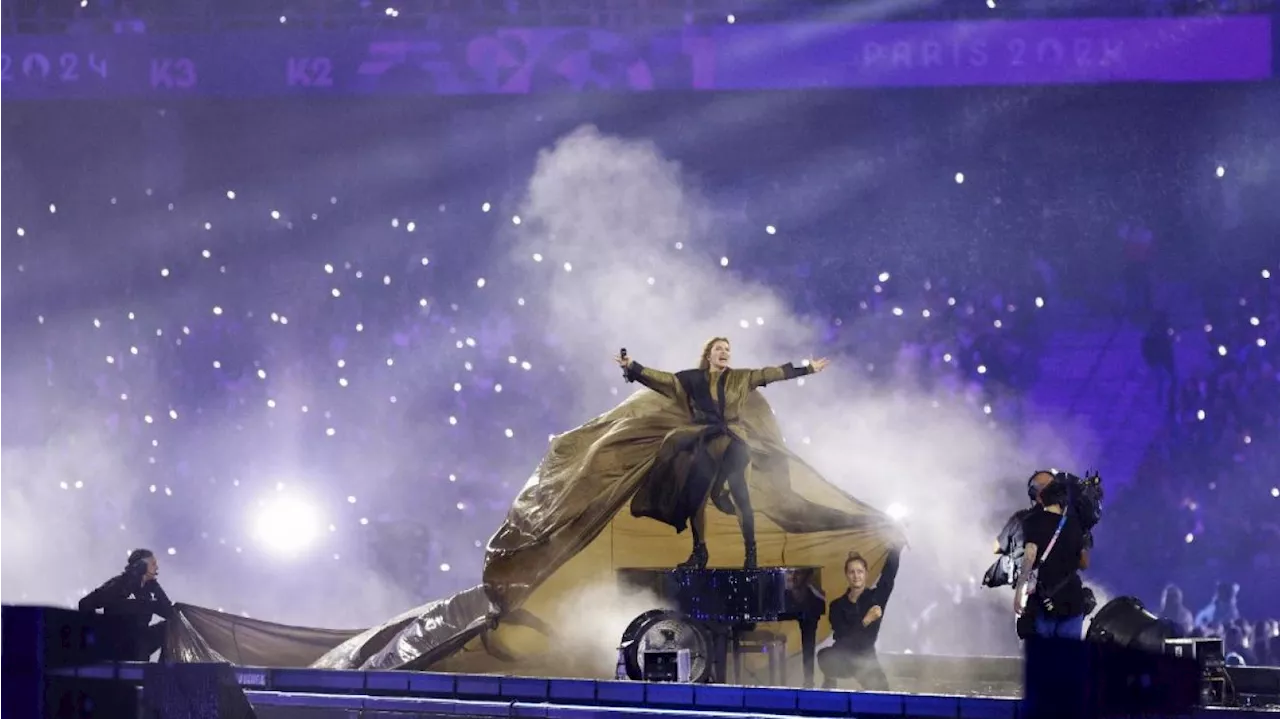 Cérémonie de clôture : Santa ouvre la soirée au Stade de France avec Johnny