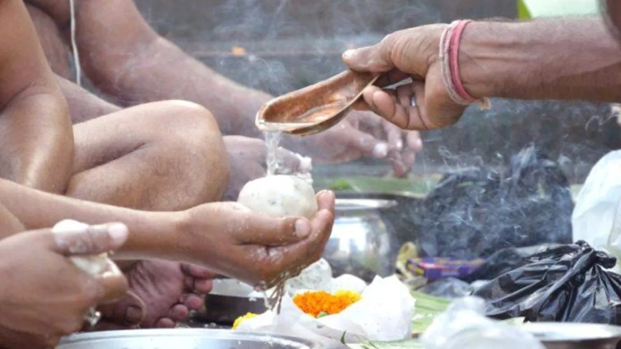 Pitra Dosh: पितृदोष के कारण जीवन पर पड़ता है भयानक असर, जानें इसके लक्षण और उपाय