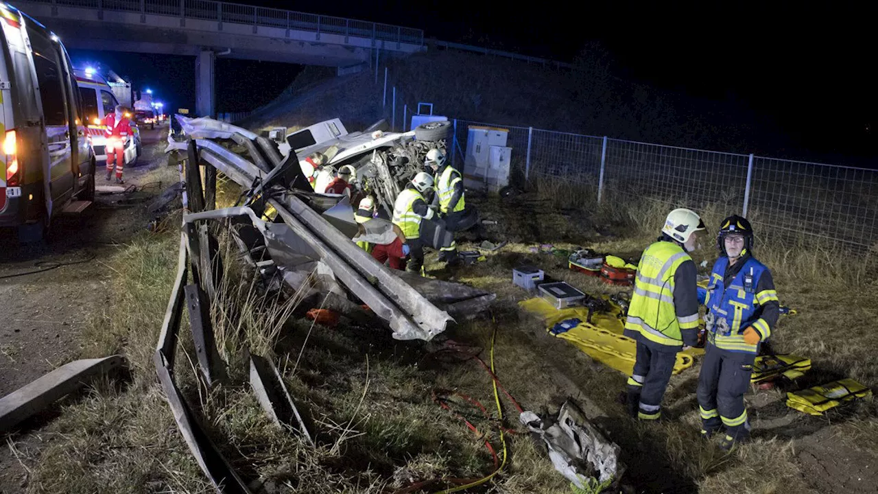 Eine Tote und acht Verletzte bei Unfall mit Kleinbus