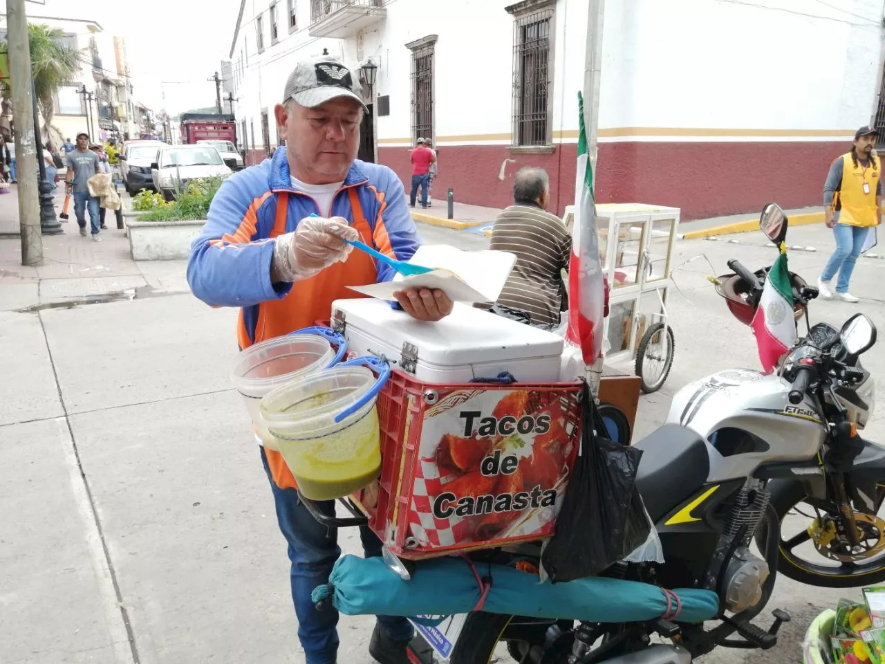 Tras 15 años, Humberto es el único que vende tacos de canasta en Jerécuaro