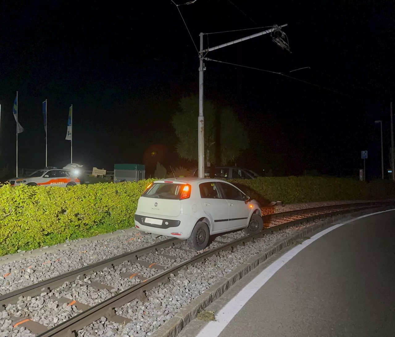 Speicher AR: Mit Personenwagen auf Geleise der Appenzeller Bahnen gefahren