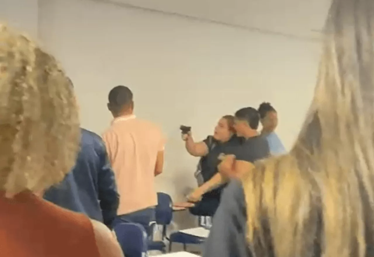 Briga entre alunas termina com policial civil apontando arma em sala de aula