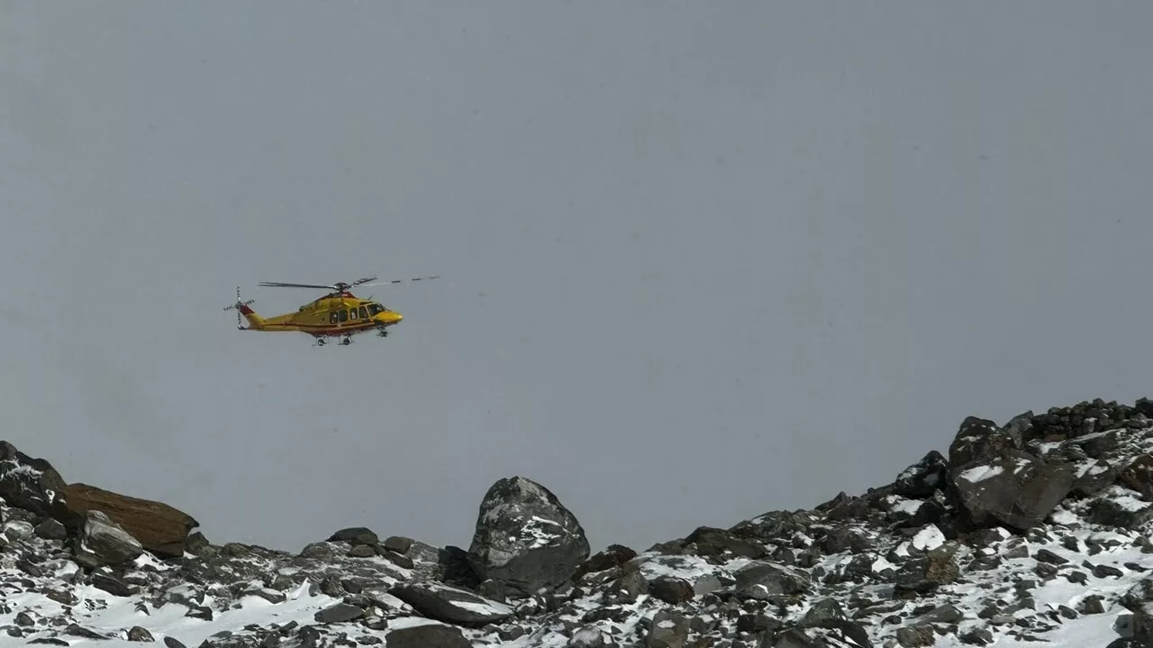 Quattro alpini dispersi sul Monte Bianco: "Venite a prenderci, rischiamo di morire congelati"