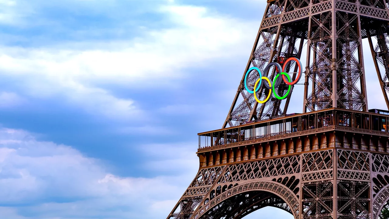 Gli anelli olimpici devono restare sulla Tour Eiffel? Gli eredi dell'ingegnere contro la sindaca di Parigi