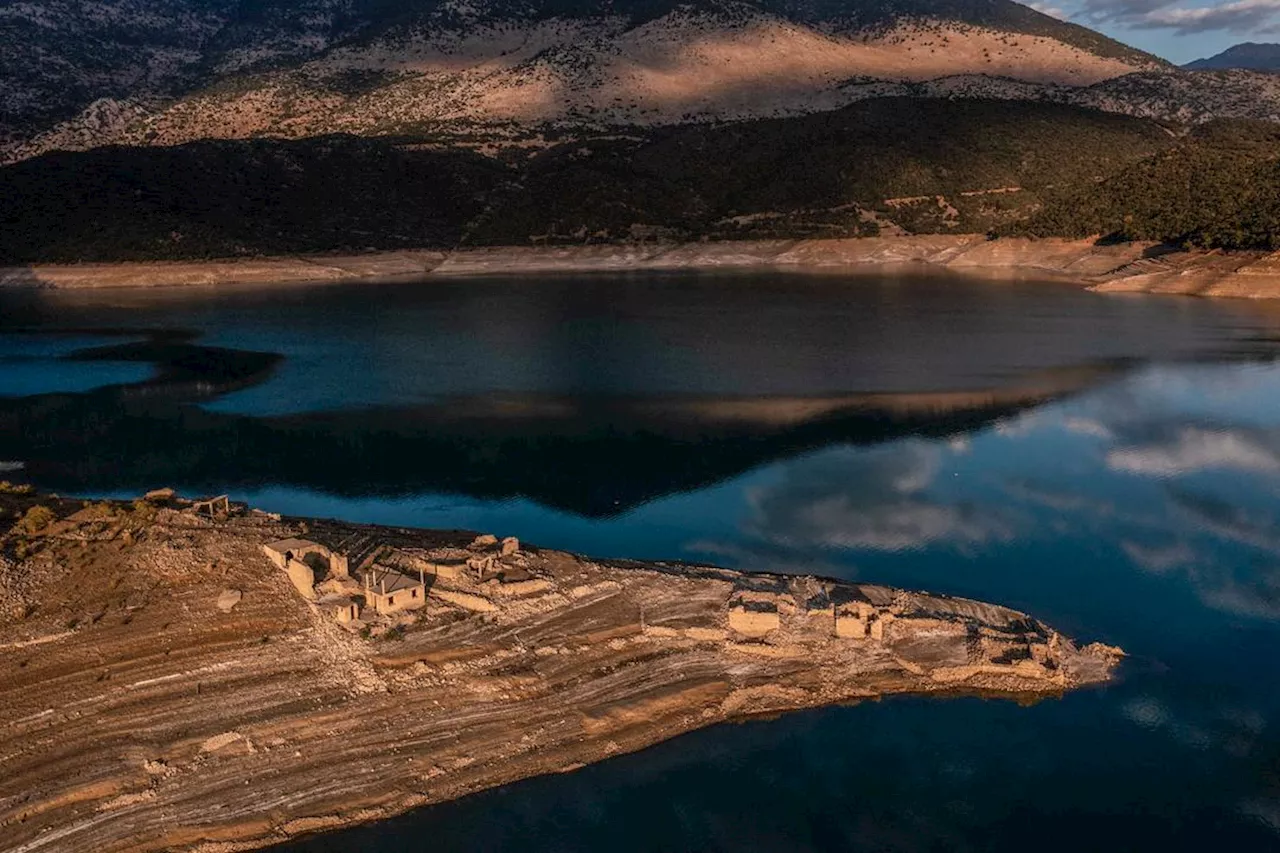 Byen dukker opp fra sjøen