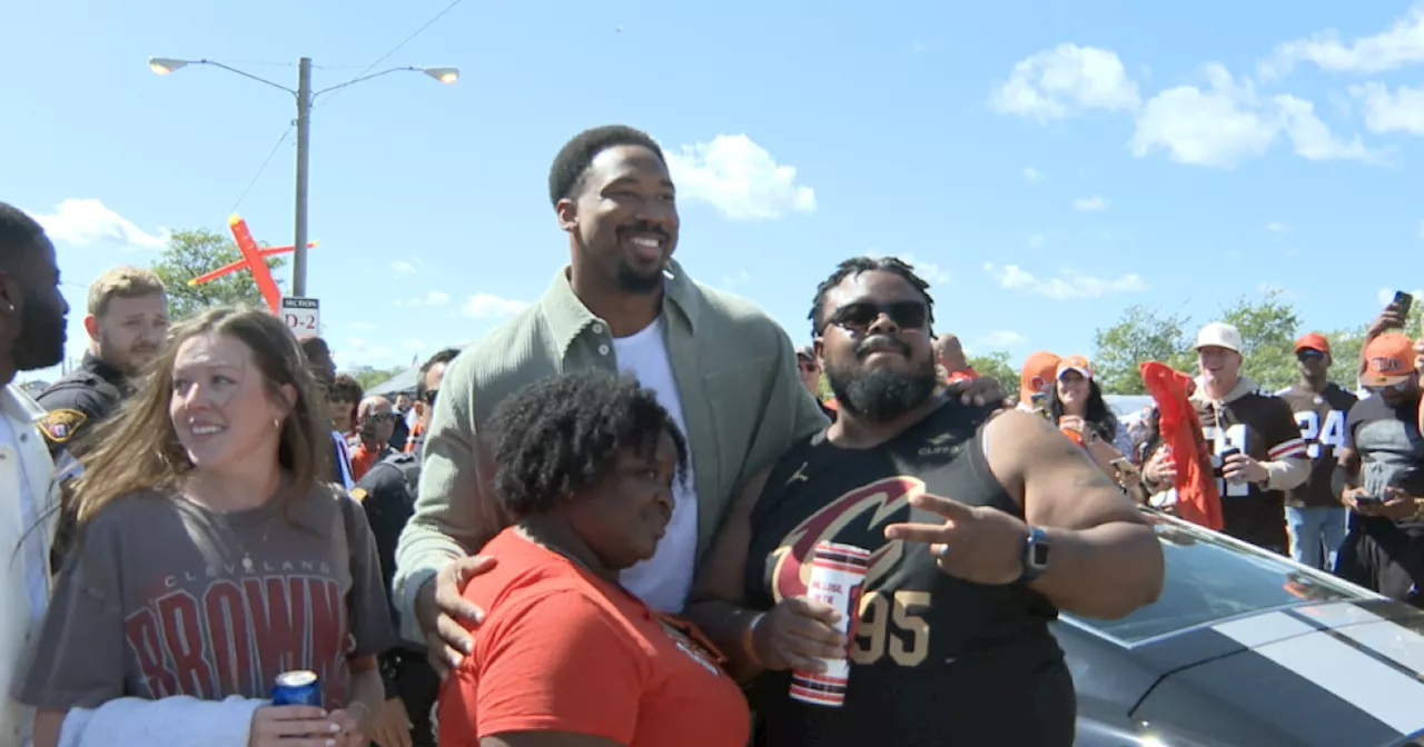 Browns DE Myles Garrett surprises fans at Muni Lot before season opener against Cowboys