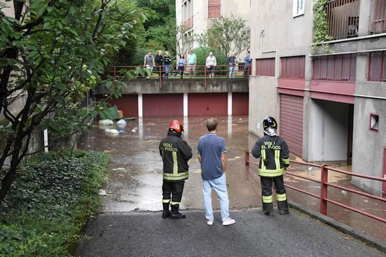 Torrente esonda a Bergamo e la corrente trascina via le auto