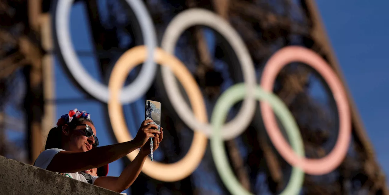 La sindaca di Parigi vuole che i cerchi olimpici restino sulla Tour Eiffel