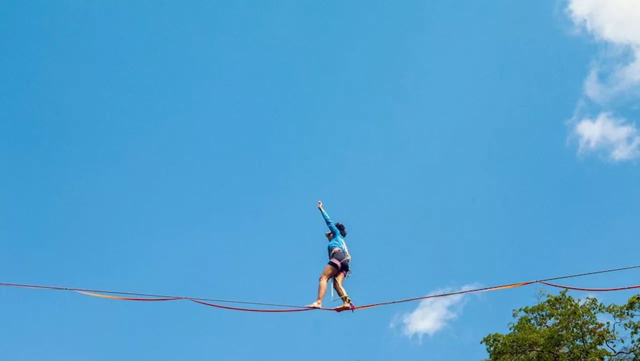 Un funambule traverse un vallon sur un fil de 2 centimètres