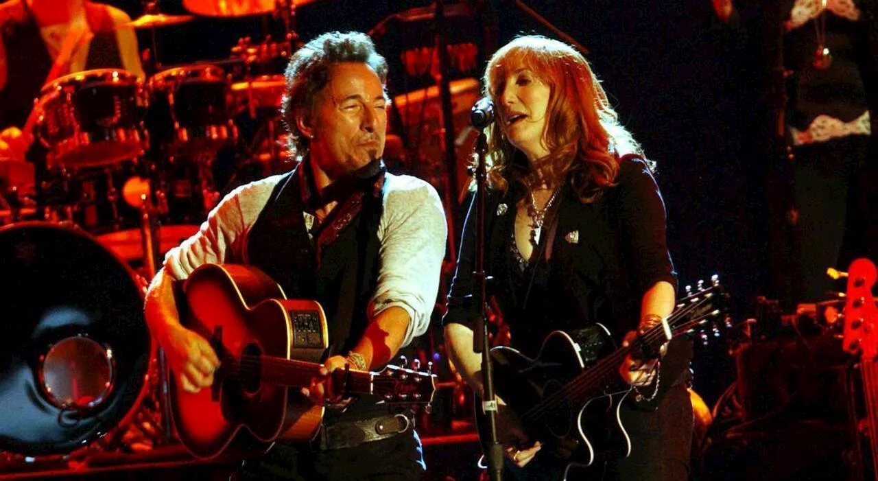 Bruce Springsteen, la moglie Patti Scialfa è malata: mieloma multiplo. «Un dono per me salire ogni tanto sul p