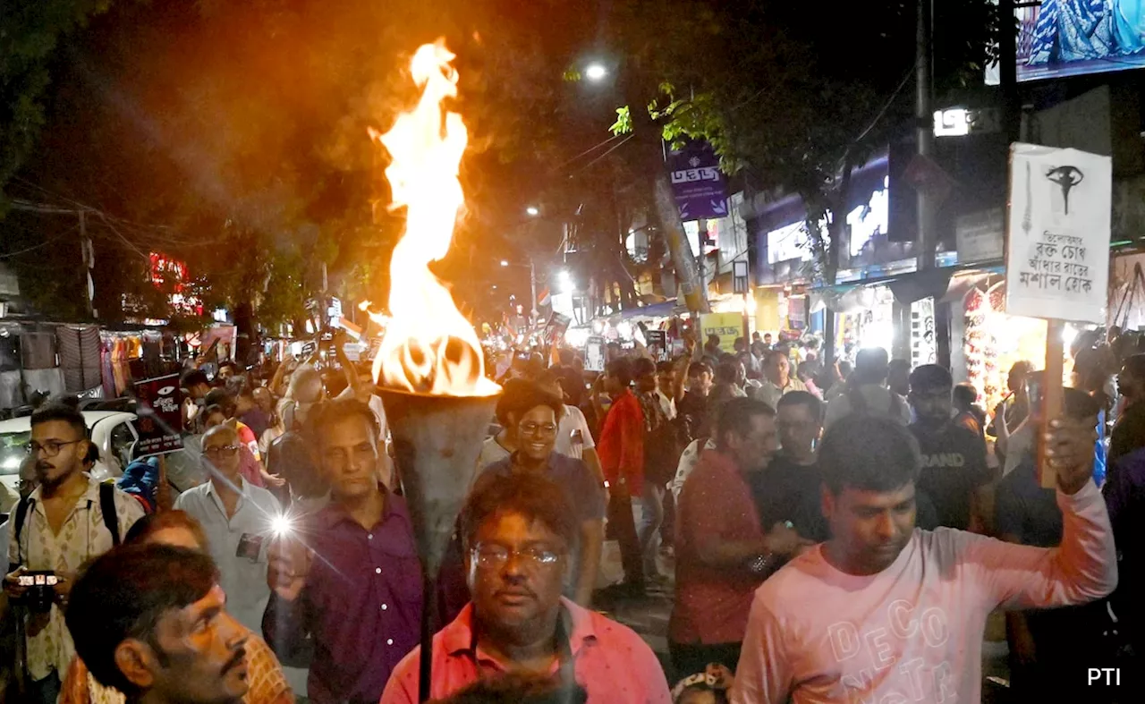 हाथ में थामी मशाल, जुबां पर राष्‍ट्रगान : कोलकाता रेप-मर्डर मामले को लेकर सड़कों पर उतरे लोग