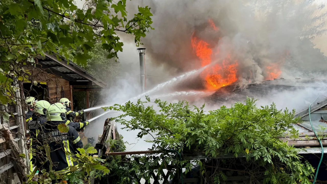 Holzhaus brennt, Gasflaschen explodiert: Großeinsatz in Kierling