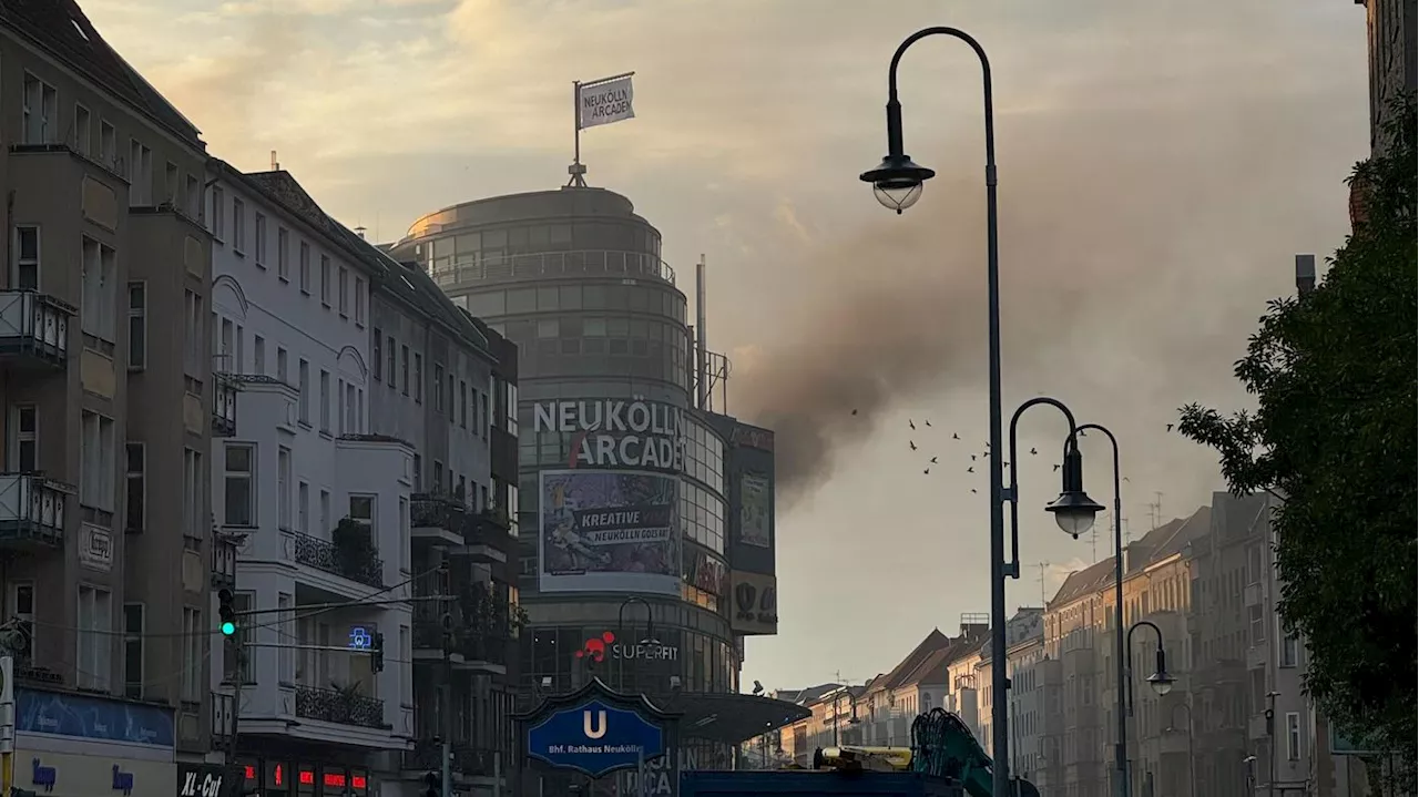 Rauch über Einkaufszentrum in Berlin: Mehrere Autos im Parkhaus der Neukölln Arcaden brennen