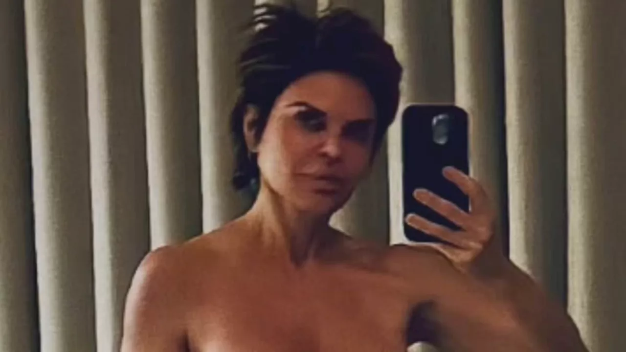 Lisa Rinna Starts 2025 with a Nude Selfie