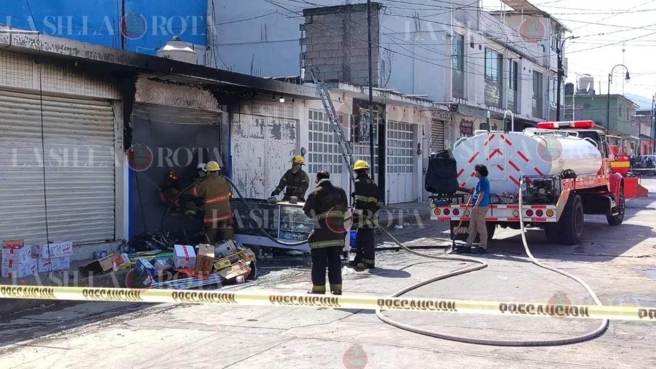 En Año Nuevo, incendio consume mercancía de local en Ciudad Mendoza