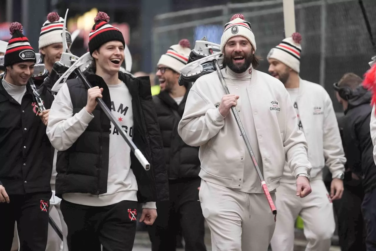 Bedard and the Blackhawks ride the L to Wrigley Field for Winter Classic