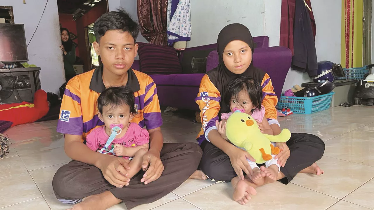 Orphaned Siblings Choose to Stay with Uncle after Parents' Fatal Accident