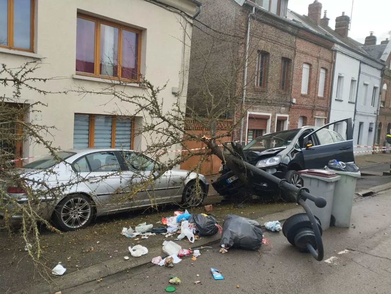 Nouvel accident chaussée de Rouvroy à Abbeville : une voiture arrache tout sur son passage