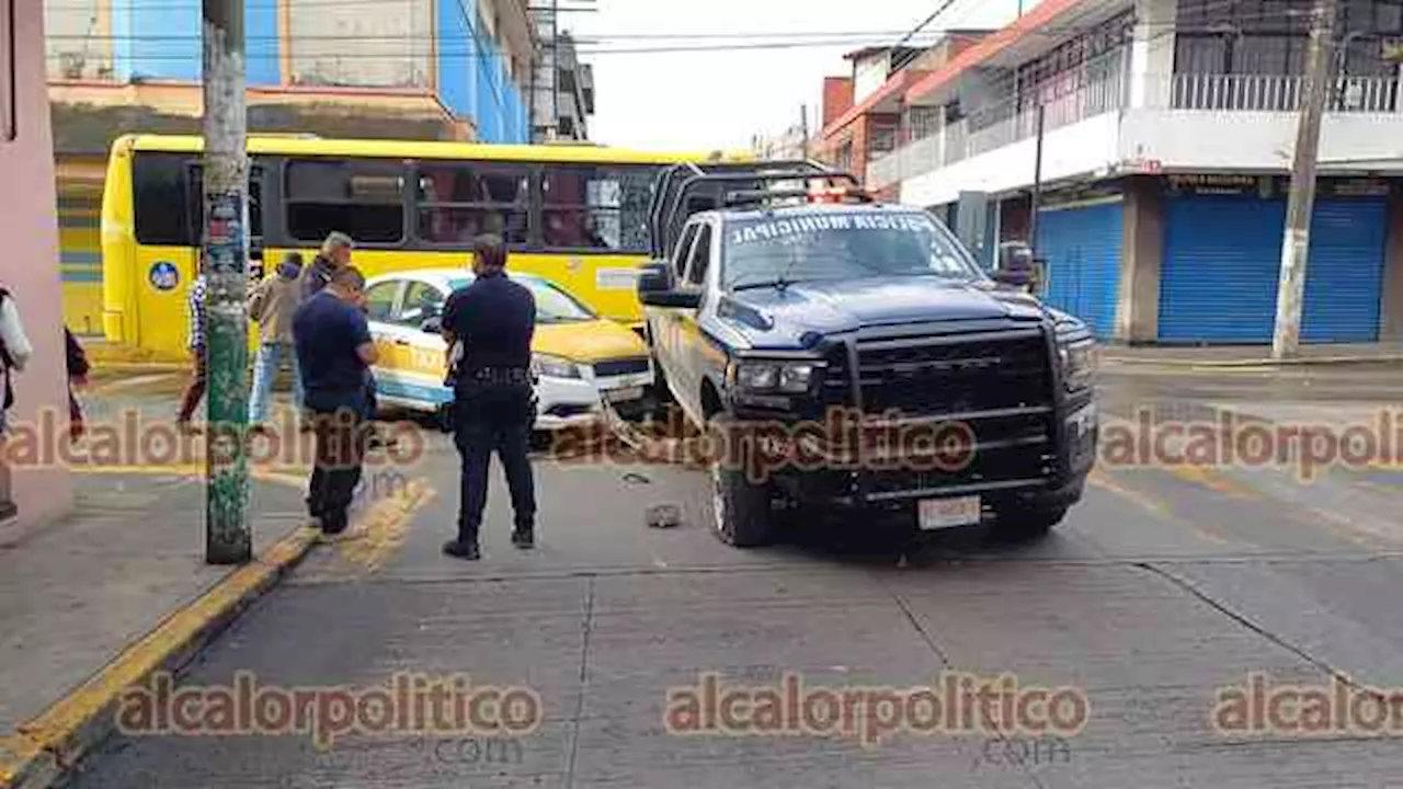 Colisionan taxi y patrulla de la Policía Estatal, en Córdoba