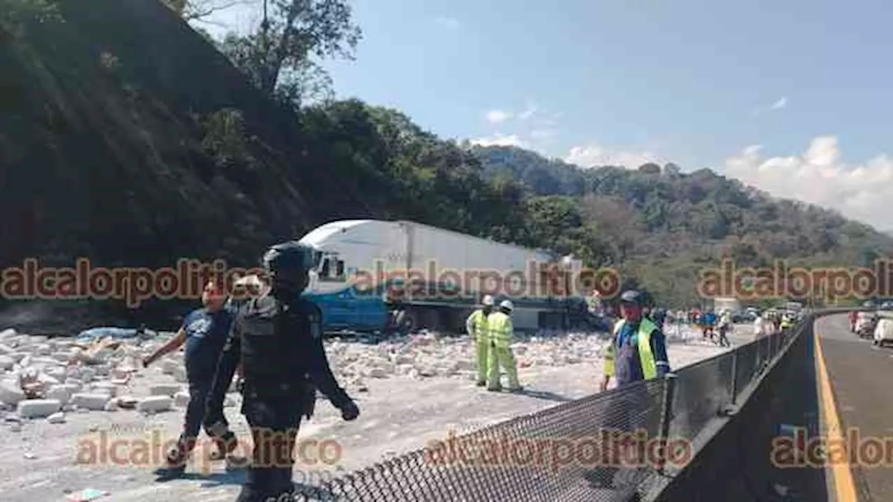 Tráiler sin frenos se fue contra vehículos en autopista Perote-Xalapa; 3 muertos