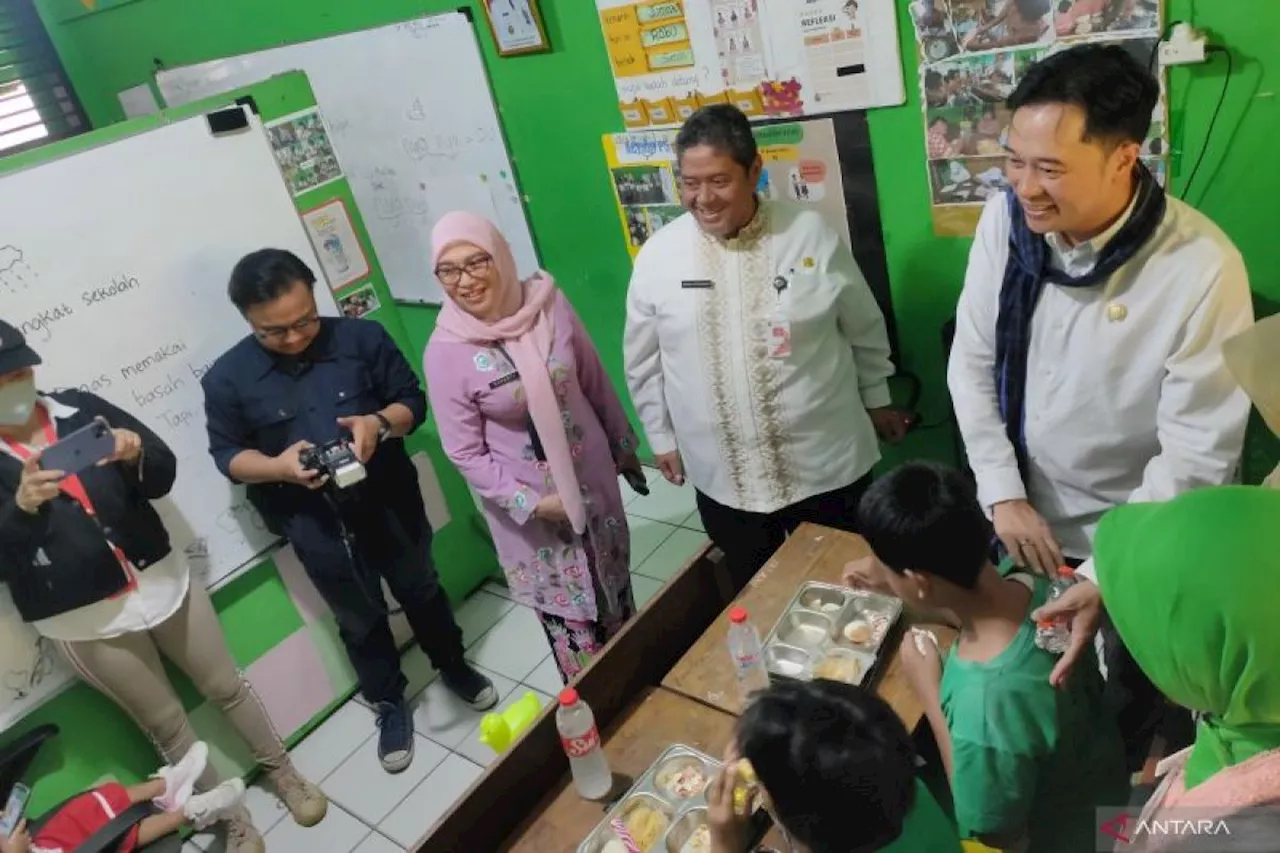 Anggota DPRD DKI Jakarta Kevin Wu Tinjau Program Makan Bergizi Gratis di SLBN