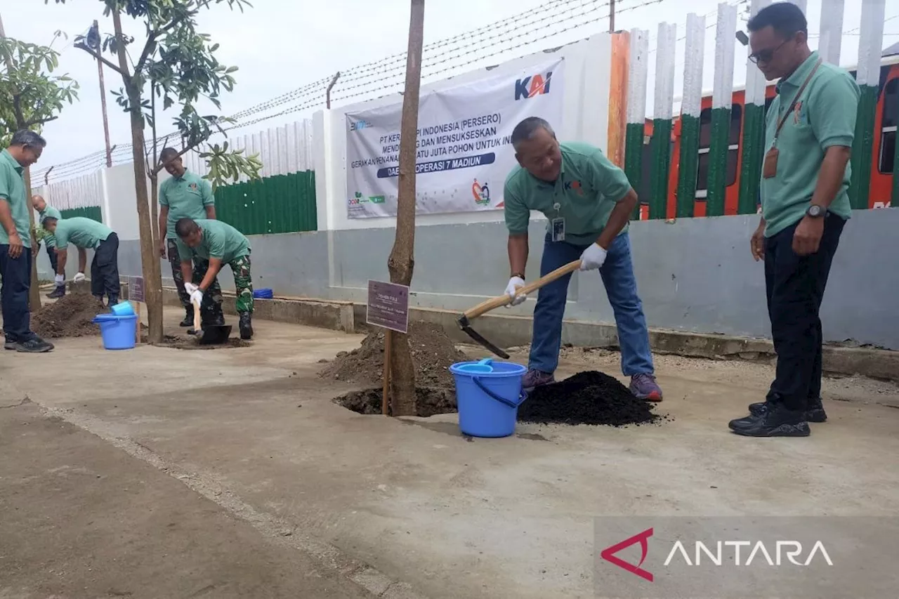 KAI Daop 7 Madiun tanam 653 bibit dukung Gerakan Satu Juta Pohon